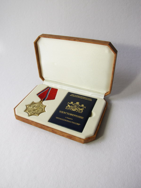 Футляр из кожзаменителя под дерево (125х180х33мм) под медаль и удостоверение