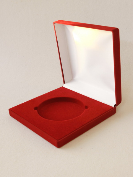 Футляр (195х196х50 мм) на 1 монету в капсуле (диаметр 120 мм), светло-бордовый  Футляр (195х196х50 мм) на 1 монету в капсуле (диаметр 120 мм), светло-бордовый