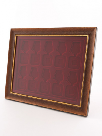 Стенд рыже-коричневого цвета под 10 орденов с пятиугольной колодкой. Открывающийся