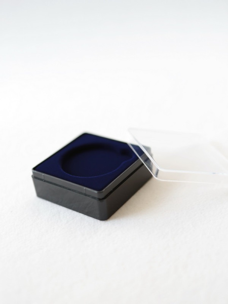 Футляр пластиковый (58х58х22 мм) для одной монеты, медали (диаметр 40 мм, глубина 4 мм). Черное основание, тёмно-бордовый  Футляр пластиковый (58х58х22 мм) для одной монеты, медали (диаметр 40 мм, глубина 4 мм). Черное основание, тёмно-бордовый