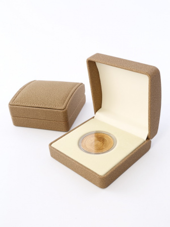 Футляр из искусственной кожи (90х90х43 мм) для одной монеты в капсуле (диаметр 46 мм). Капучино