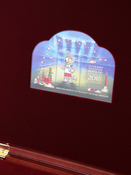 Футляр деревянный Volterra Uno (304х244х31 мм) для 3 золотых и 14 серебряных монет «Футбол 2018» в капсулах. Талисман, тёмно-бордовый  Футляр деревянный Volterra Uno (304х244х31 мм) для 3 золотых и 14 серебряных монет «Футбол 2018» в капсулах. Талисман, тёмно-бордовый