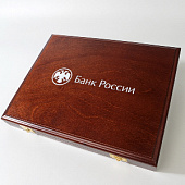 Нанесение логотипа Банк России (горизонтальный) на футляр Vintage
