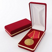 Футляр с золотым ободком (62х116х26 мм) под медаль РФ d-32 мм с пятиугольной колодкой