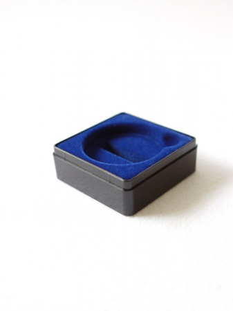Футляр пластиковый (58х58х22 мм) для одной монеты в капсуле (диаметр 44 мм). Черное основание
