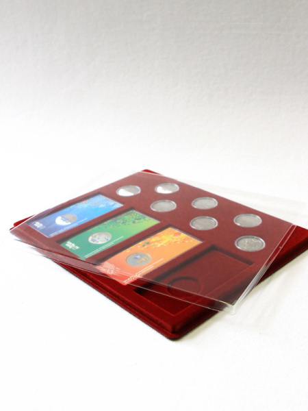 Планшет S (234х296х12 мм) для 4 монет Сочи-2014 в блистерах и 7 монет Сочи-2014 в капсулах Leuchtturm (Диаметр 33 мм), тёмно-бордовый  Планшет S (234х296х12 мм) для 4 монет Сочи-2014 в блистерах и 7 монет Сочи-2014 в капсулах Leuchtturm (Диаметр 33 мм), тёмно-бордовый