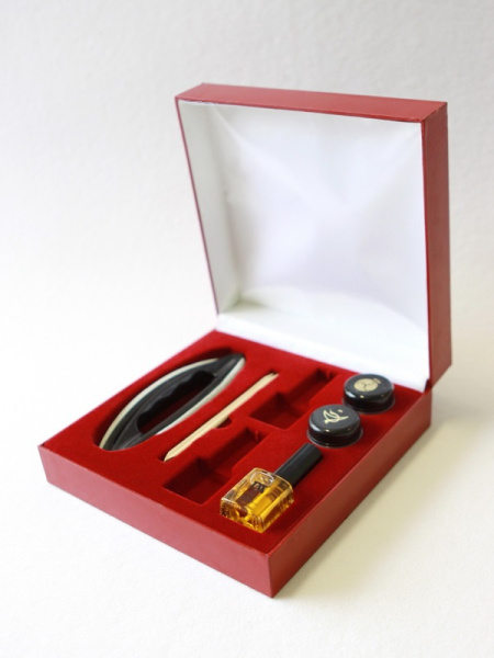 Футляр из кожзаменителя (180х180х60 мм) под набор лаков и пилочек для ногтей