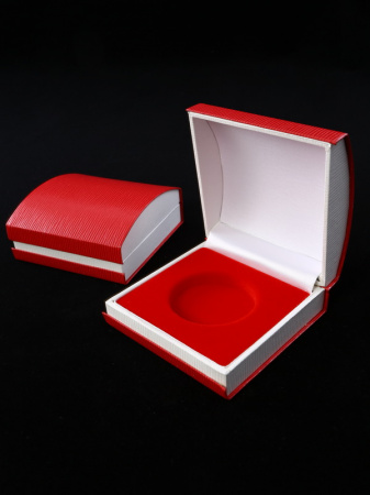 Футляр красного цвета из кожзаменителя (90х90х43 мм) для одной монеты в капсуле (диаметр 50 мм). Ложемент красный