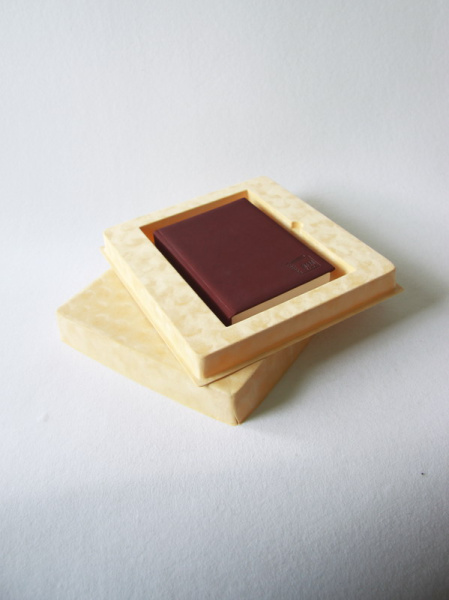 Сувенирная упаковка под книгу с флокированной крышкой