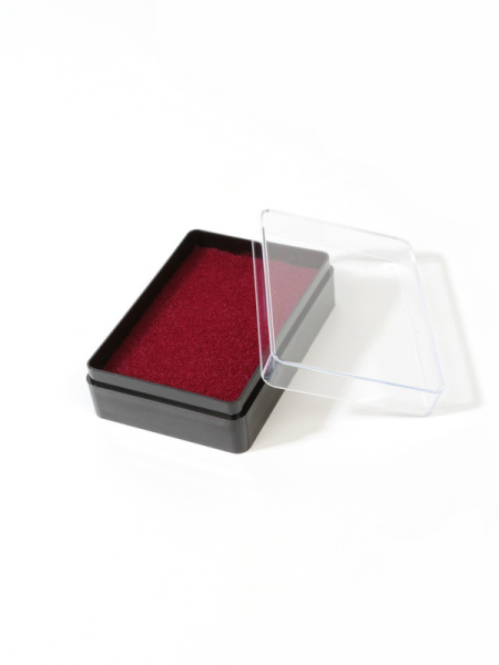  Пластиковый футляр (48х68х22 мм). Чёрное основание, прозрачная крышка, бордовая вставка