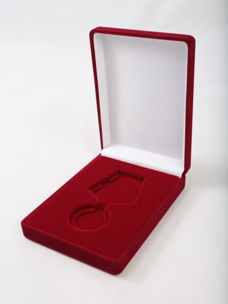 Футляр (90х124х32 мм) под медаль РФ d-32 мм с пятиугольной колодкой, светло-бордовый  Футляр (90х124х32 мм) под медаль РФ d-32 мм с пятиугольной колодкой, светло-бордовый