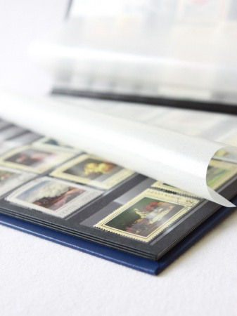 Альбом для марок (кляссер BASIC). A4. 16 листов (32 страницы) из чёрного картона с промежуточными листами из пергамина. Синий. Leuchtturm, 337308