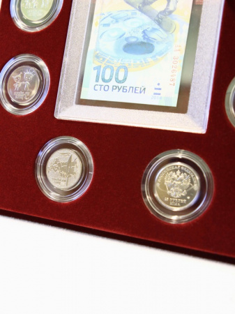Планшет S (234х296х12 мм) для 1 банкноты Сочи-2014 в капсуле и 8 монет Сочи-2014 в капсулах. Вертикальный