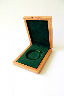 Деревянный футляр (103х130х35 мм) под медаль