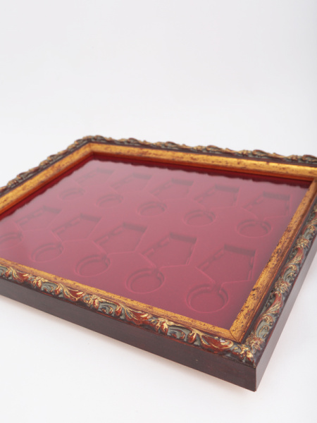  Багетная рамка S серии «Барокко» (золото) на 10 медалей РФ d-32 мм с пятиугольной колодкой, тёмно-бордовый