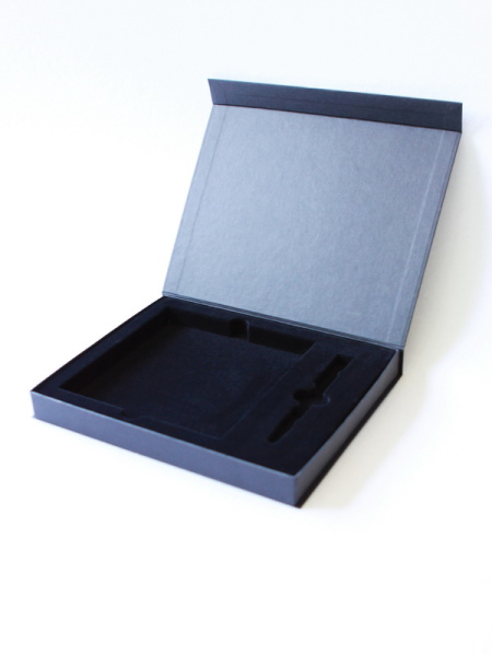 Флокированный ложемент для подарочного набора Mercedes (буклет и ручка) Флокированный ложемент для подарочного набора Mercedes (буклет и ручка)