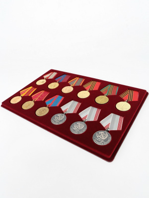 Планшет L (222х333х13 мм) на 12 медалей РФ d-35 мм с пятиугольной колодкой, тёмно-бордовый  Планшет L (222х333х13 мм) на 12 медалей РФ d-35 мм с пятиугольной колодкой, тёмно-бордовый