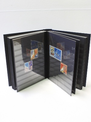 Альбом для марок (кляссер PREMIUM для марок). 32 листа (64 страницы) из чёрного картона с промежуточными прозрачными листами. Синий. Leuchtturm, 301419