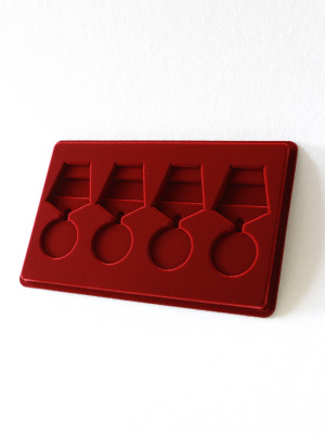 Планшет M (146х236х12 мм) на 4 медали РФ d-37 мм с пятиугольной колодкой, тёмно-бордовый Планшет M (146х236х12 мм) на 4 медали РФ d-37 мм с пятиугольной колодкой, тёмно-бордовый