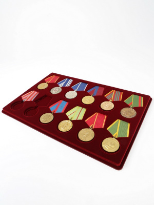 Планшет L (222х333х13 мм) на 12 медалей РФ d-37 мм с пятиугольной колодкой, тёмно-бордовый  Планшет L (222х333х13 мм) на 12 медалей РФ d-37 мм с пятиугольной колодкой, тёмно-бордовый