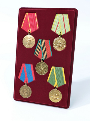 Планшет M (146х236х12 мм) на 5 медалей РФ d-32 мм с пятиугольной колодкой, тёмно-бордовый Планшет M (146х236х12 мм) на 5 медалей РФ d-32 мм с пятиугольной колодкой, тёмно-бордовый