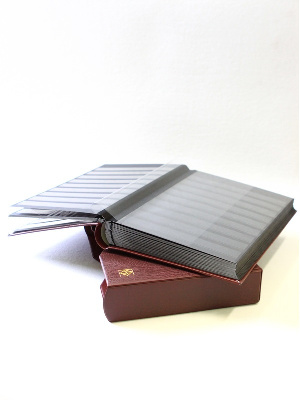 Альбом для марок (кляссер PREMIUM) + шубер. 32 листа (64 страницы) из чёрного картона с промежуточными прозрачными листами. Бордовый. Leuchtturm, 316139 Альбом для марок (кляссер PREMIUM) + шубер. 32 листа (64 страницы) из чёрного картона с промежуточными прозрачными листами. Бордовый. Leuchtturm, 316139