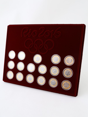 Планшет S (234х296х12 мм) для 16+1 монет серий «XXXI Летние Олимпийские игры 2016 года в Рио-де-Жанейро», «Передача Олимпийского флага». Монеты в капсулах Leuchtturm