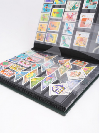 Альбом для марок (кляссер PREMIUM) 16 листов (32 страницы) из чёрного картона с промежуточными прозрачными листами. Тёмно-зелёный. Leuchtturm, 303606