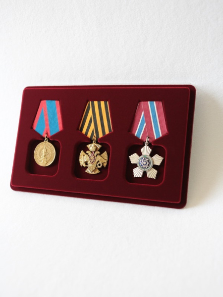 Планшет M (146х236х12 мм) на 3 ордена с пятиугольной колодкой, тёмно-бордовый Планшет M (146х236х12 мм) на 3 ордена с пятиугольной колодкой, тёмно-бордовый