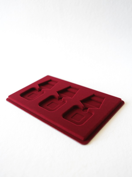 Планшет M (146х236х12 мм) на 3 ордена с пятиугольной колодкой, тёмно-бордовый Планшет M (146х236х12 мм) на 3 ордена с пятиугольной колодкой, тёмно-бордовый