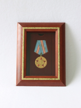Багетная рамка (вид 3) под одну медаль РФ d-37 мм