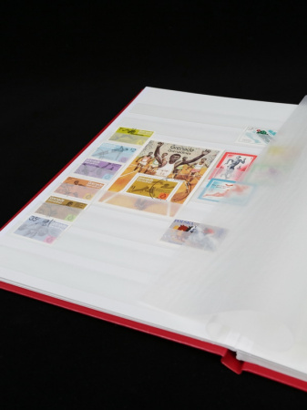 Альбом для марок (кляссер BASIC). A4. 8 листов (16 страниц) из белого картона с промежуточными листами из пергамина. Красный. Leuchtturm, 315566