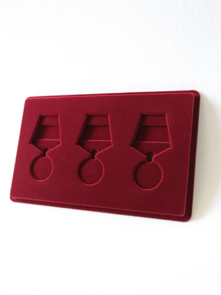 Планшет M (146х236х12 мм) на 3 медали РФ d-32 мм с пятиугольной колодкой, тёмно-бордовый Планшет M (146х236х12 мм) на 3 медали РФ d-32 мм с пятиугольной колодкой, тёмно-бордовый