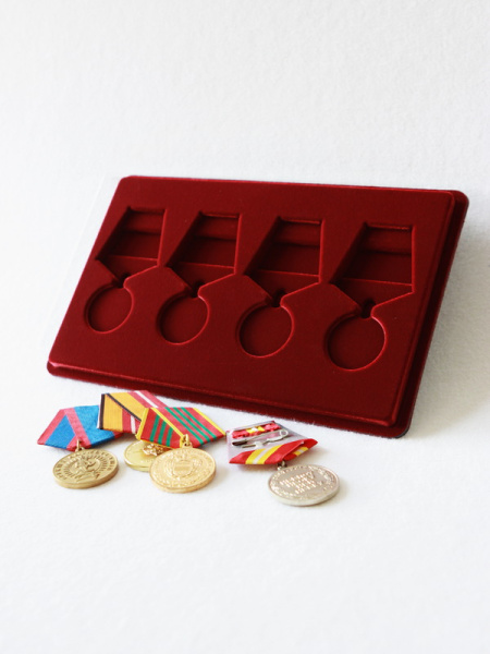 Планшет M (146х236х12 мм) на 4 медали РФ d-32 мм с пятиугольной колодкой, тёмно-бордовый Планшет M (146х236х12 мм) на 4 медали РФ d-32 мм с пятиугольной колодкой, тёмно-бордовый