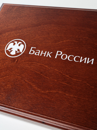 Нанесение логотипа Банк России (горизонтальный) на футляр Vintage