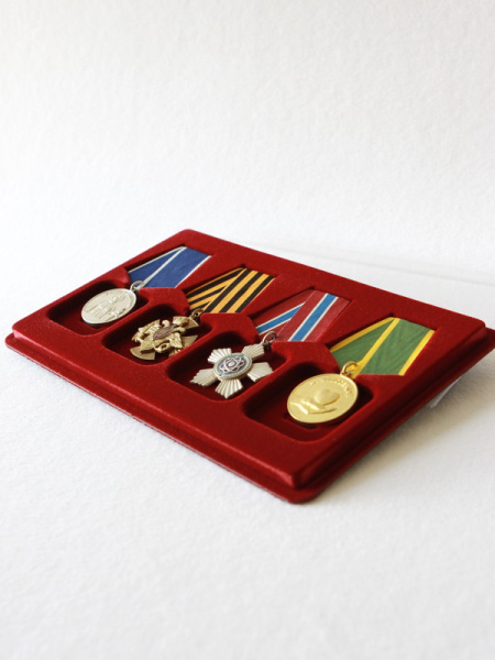 Планшет M (146х236х12 мм) на 4 ордена с пятиугольной колодкой, тёмно-бордовый Планшет M (146х236х12 мм) на 4 ордена с пятиугольной колодкой, тёмно-бордовый