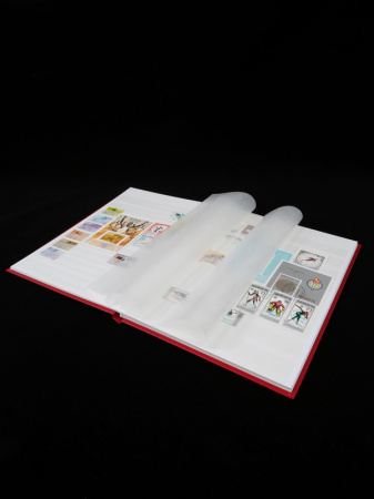 Альбом для марок (кляссер BASIC). A4. 8 листов (16 страниц) из белого картона с промежуточными листами из пергамина. Красный. Leuchtturm, 315566
